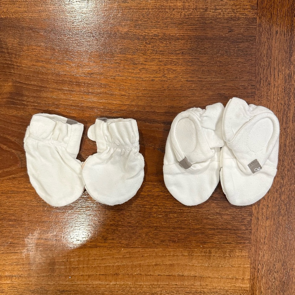 EUC Goumi Stay On Baby Mitts & Boots Set - White/Gray 0-3M